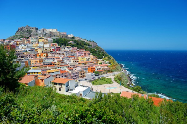 Castelsardo este un mic orasel medieval, asezat strategic pe o stanca in dreptul golfului Asinara