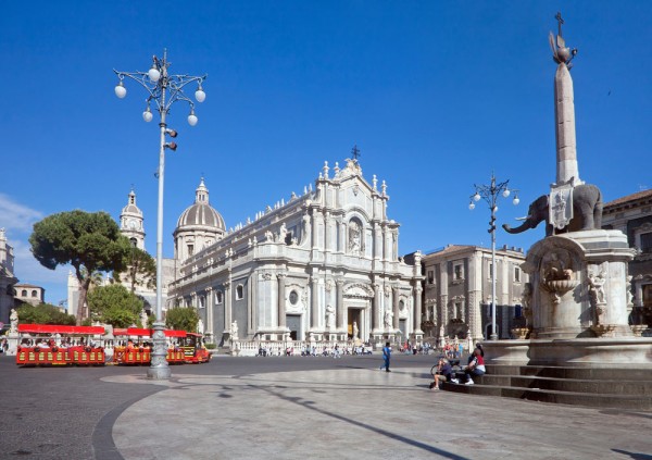 Dupa-amiaza transfer inapoi in Catania pentru un tur de oras panoramic si pietonal
