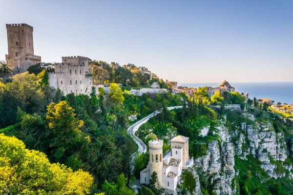 Vom porni in cautarea unui castel si a unui sat medieval ascuns intre nori-Erice