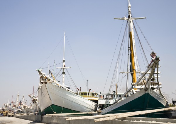 nu lipseste vizita la portul Sunda Kelapa, un vechi port unde putem vedea magnificele corabii makassar folosite si astazi de catre localnici