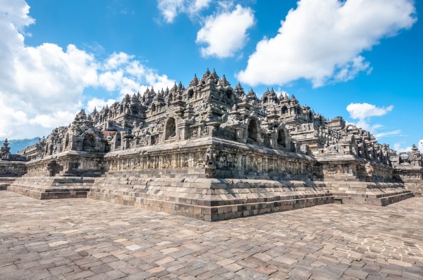 continuam calatoria din aceasta zi cu vizitarea Templului Borobudur, cel mai spectaculos si totodata cel mai mare complex de monumente Buddhiste din lume