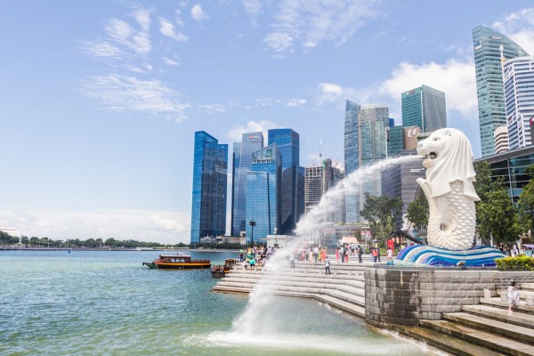 Apoi ne oprim in Merlion Park, unde vom face poze cu Merlionul, creatura mitologica care este jumatate peste si jumatate leu