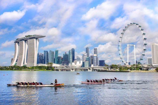 Singapore este o metropola moderna, inconjurata de parcuri verzi si atent ingrijite.