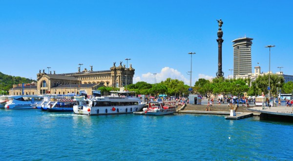 Dupa o oprire pentru fotografii, coboram spre Port Vell (portul vechi), trecand pe langa Muzeul Maritim si Monumentul lui Columb