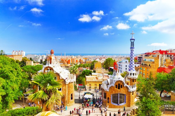 Turul panoramic de oras incepe la Parc Güell cu o vedere panoramica a orasului