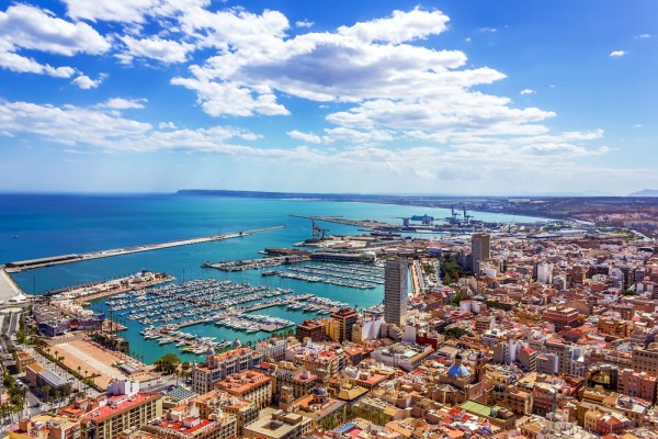 Prima oprire va fi in Alicante, o destinatie turistica populara, cunoscuta pentru plajele sale frumoase si clima mediteraneana placuta