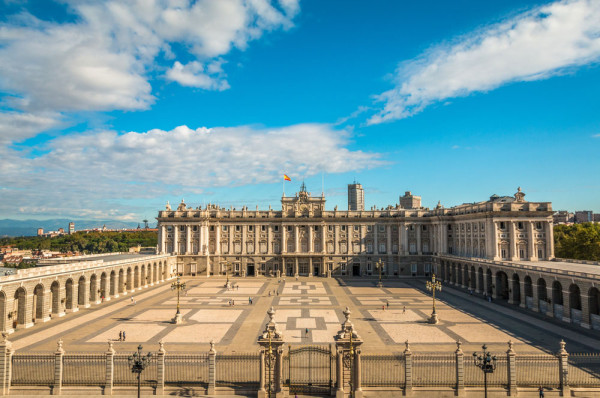 dupa care poposim in Plaza de Oriente de unde incepem turul pietonal cu Palatul Regal (vizita exterioara),