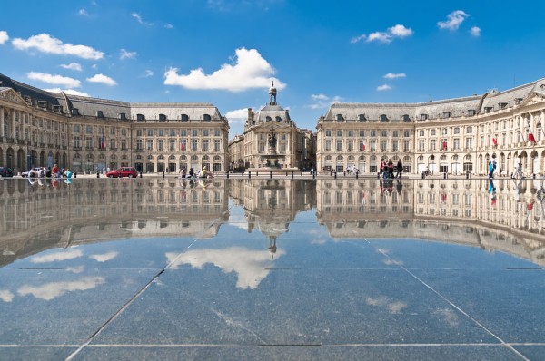 Un tur al orasului Bordeaux este o modalitate excelenta de a descoperi istoria sa bogata, arhitectura impresionanta si cultura vibranta