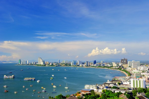 Astazi plecam catre Pattaya, localitate in Golful Thailandei vizitata anual de mii de turisti care gasesc aici posibilitatea de a se distra si relaxa dupa bunul plac