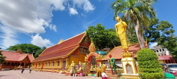 In cadrul turului de oras vom admira Wat Sisaket, unul dintre cele mai mari si mai frumoase temple din Vientiane