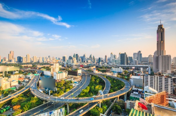 O metropola in adevaratul sens al cuvantului, Bangkok-ul impresioneaza cu un amestec interesant intre estul traditional si vestul modern