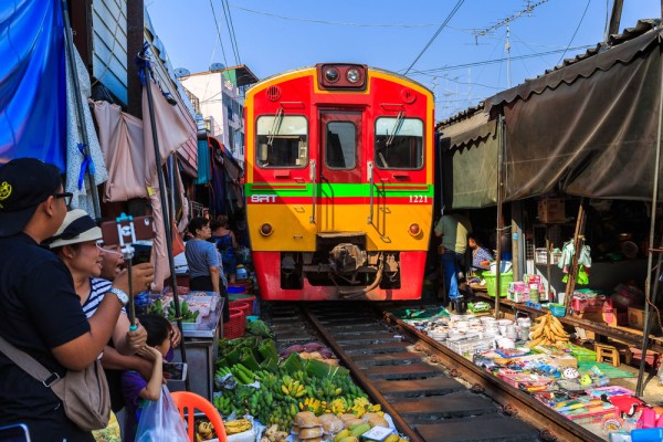 Continuam cu o vizita la „ciudata” Piata Maeklong-situata de-a lungul unei cai ferate