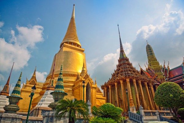 Wat Pho, cel mai mare templu din Bangkok care contine statuia lui Buddha la inchinaciune cu o lungime de 46m