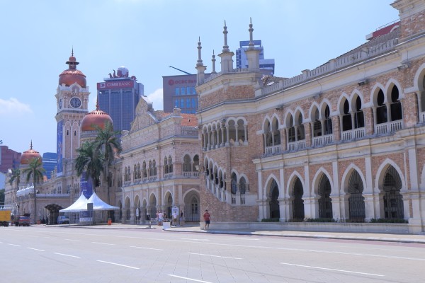 Trecem pe langa Curtea Federala construita in stil maur, si pe langa vechea cladire a Garii Centrale, o cladire remarcabila a arhitecturii mahomedane.