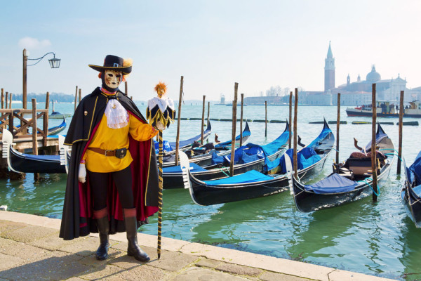 Ne bucuram astazi de evenimentele de inchidere a festivitatilor Carnavalului de la Venetia, cele mai frumoase din intreaga perioada a Carnavalului