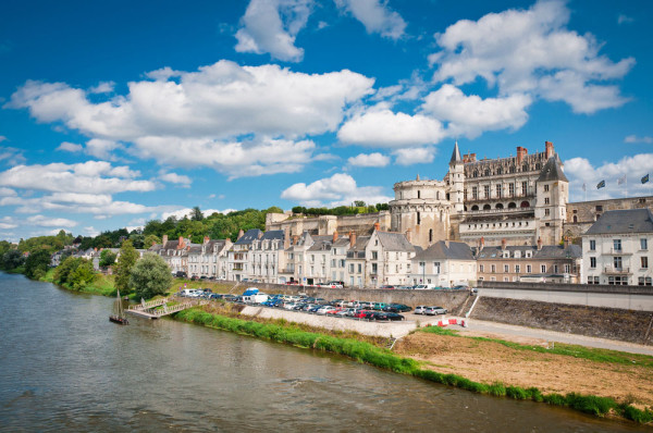 Castelul Amboise - unul din martorii stilului arhitectural renascentist din Franta, amplasat strategic pe un deal parca pentru a veghea intreaga vale a Loarei, locul in care Leonardo da Vinci si-a trait ultimii ani din viata