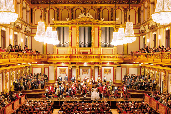 Seara, optional, Concert Extraordinar de Craciun la Palatul Imperial Hofburg al celebrei orchestre Wiener Hofburg-Orchester.