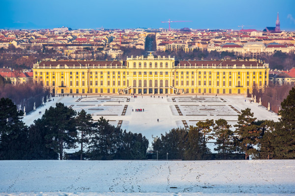 Mic dejun. Dimineata intalnire cu insotitorul si transfer cu autocarul la Palatul Schonbrunn