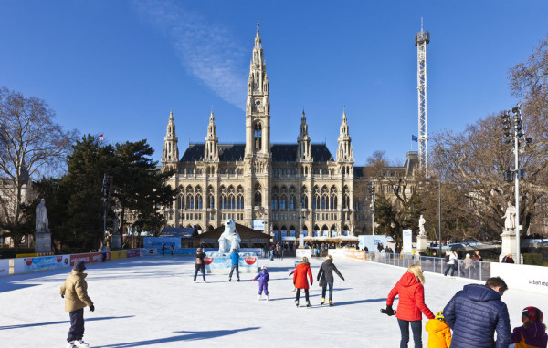 Tur de oras Viena Pietelor de Craciun ce include Pietele de Craciun de la Palatul Belvedere, Karlsplatz, Stephanplatz si Maria–Theresien Platz.