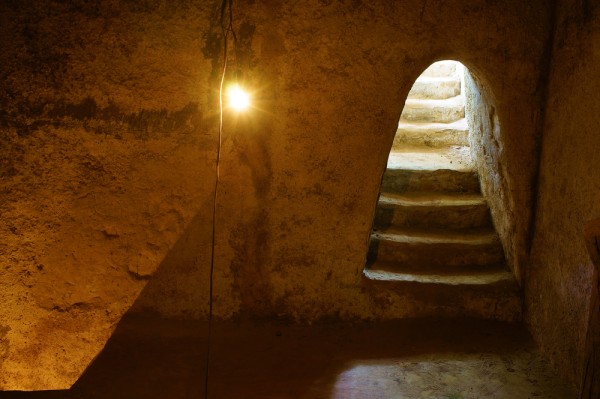 Incepem cu vizitarea acestui uimitor complex aflat la 75 de km de oras. Tunelurile Cu Chi au gazduit peste 18.000 de sateni deveniti luptatori de guerrilla, acestia folosindu-se de 200 km de pasaje si adaposturi sapate cu mana.