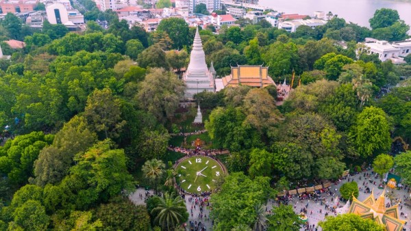 Continuam turul apoi cu Wat Phnom, templu realizat in secolul al XIV-lea