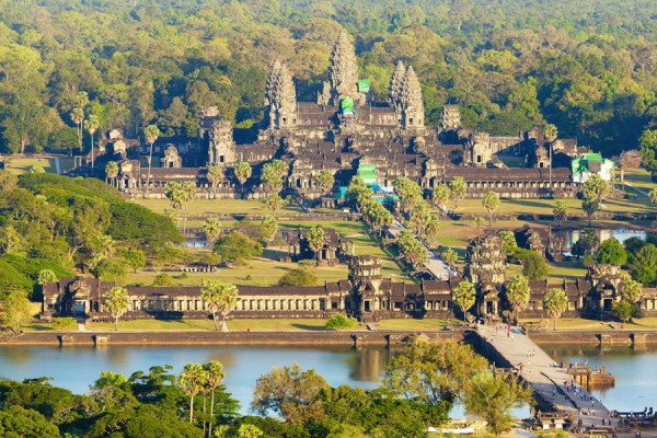 Admiram templul Ta Prohm, care pare ingropat in natura prin copacii incolaciti pe el.